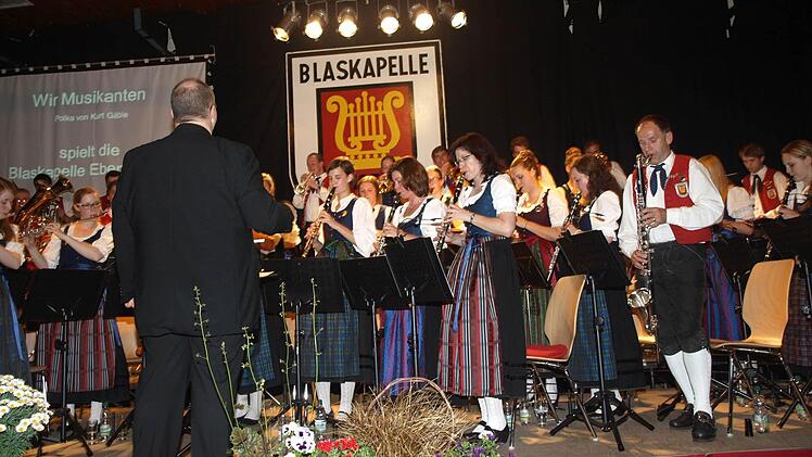 Ein großartiges Konzert gab die Blaskapelle Ebenhausen unter ihrem Dirigenten Alexander Kneuer (links) in der Turnhalle. Fotos: StefanGeiger