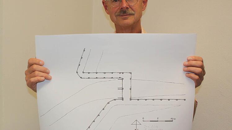 Bernhard Christoph mit seiner Planzeichnung für die Rekonstruktion des Zangentors. Foto: Matthias Einwag