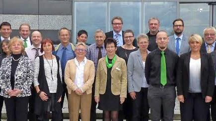 Verwaltungsbereichsleiter Marin Sauer (von links), Direktor Christian Grebner, Privatkundenbereichsleiter Erwin Englsperger und Firmenkundenbereichsleiter Hubert Carl (hinten rechts) gratulierten den Jubilaren der Gesundheitskasse. Foto: privat