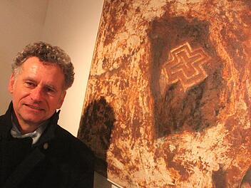 Benno Noll mit seinem Bild "Lalibela" - der äthiopische Ort ist weltweit bekannt für seine monolithischen Kirchen, die - überwiegend mehrgeschossig - aus roter Basaltlava herausgemeißelt sind. Foto: Matthias Einwag