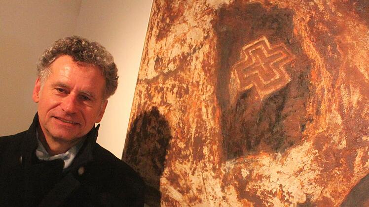 Benno Noll mit seinem Bild "Lalibela" - der äthiopische Ort ist weltweit bekannt für seine monolithischen Kirchen, die - überwiegend mehrgeschossig - aus roter Basaltlava herausgemeißelt sind. Foto: Matthias Einwag