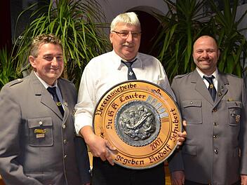 Die Vereinsscheibe für den besten Schützen mit dem Ordonnanzgewehr ging 2016 an Rainer Lang, den 2. Platz teilen sich Michael Rohner und Uwe Gessner. Fotos: Peter Rauch