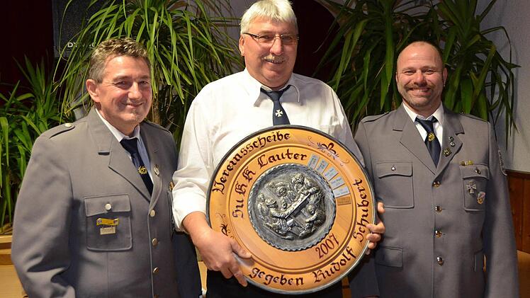 Die Vereinsscheibe für den besten Schützen mit dem Ordonnanzgewehr ging 2016 an Rainer Lang, den 2. Platz teilen sich Michael Rohner und Uwe Gessner. Fotos: Peter Rauch