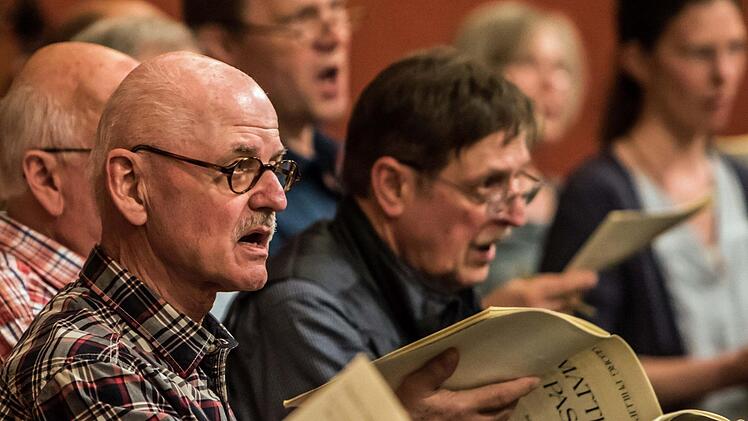 Unter der Leitung von Peter Stenglein bereitet sich der Coburger Bachchor auf die Aufführung von Telemanns Matthäuas-Passion von 1746 vor.Foto: Jochen Berger