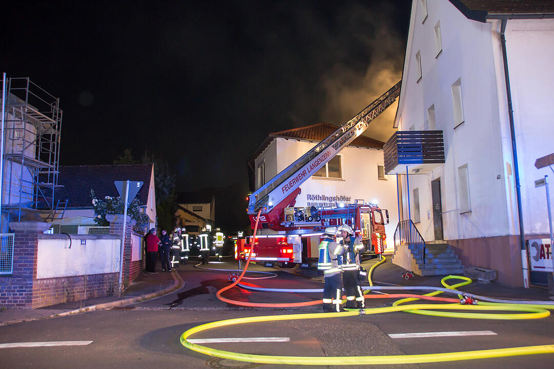 Dachstuhlbrand fordert Feuerwehr: Brandobjekt schwer zugänglich