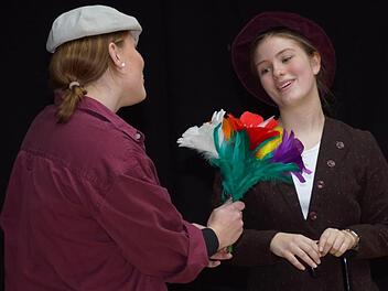 Theaterspiel, Gesang und Sprecherziehung sind für Erzieher wichtige Fächer - und deshalb kann es sein, dass man zur Abschlussprüfung als Mary Poppins (Sarah Leitner) und Bud (Katharina Dittmann) auf der Bühne steht.  Sabine Weinbeer