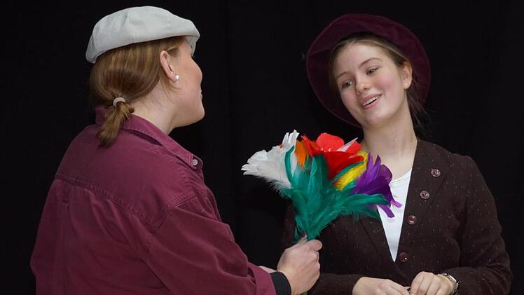 Theaterspiel, Gesang und Sprecherziehung sind für Erzieher wichtige Fächer - und deshalb kann es sein, dass man zur Abschlussprüfung als Mary Poppins (Sarah Leitner) und Bud (Katharina Dittmann) auf der Bühne steht.  Sabine Weinbeer