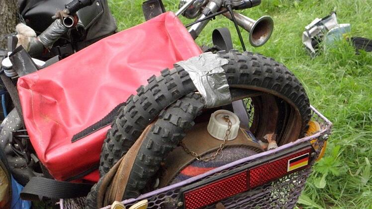 Hufeisen, Weihnachtsdeko und pinkfarbene Trinkflaschen, das ist nicht Retro, das ist original! Foto: Barbara Enders