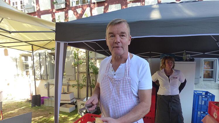 Metzgermeister Peter Wehrfritz aus Muggendorf machte mit seinen  fränkischen Bratwürsten vom Grill ein gutes Geschäft   Foto: Thomas Weichert