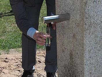 Bei der Hitze am Donnerstag war ein Glas frisches Trinkwasser eine Wohltat. Coburgs OB Dominik Sauerteig zapfte es aus dem neuen Trinkwasserbrunnen auf dem Spiel- und Bolzplatz in Neuses. Foto: Christoph Winter