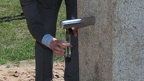 Bei der Hitze am Donnerstag war ein Glas frisches Trinkwasser eine Wohltat. Coburgs OB Dominik Sauerteig zapfte es aus dem neuen Trinkwasserbrunnen auf dem Spiel- und Bolzplatz in Neuses. Foto: Christoph Winter