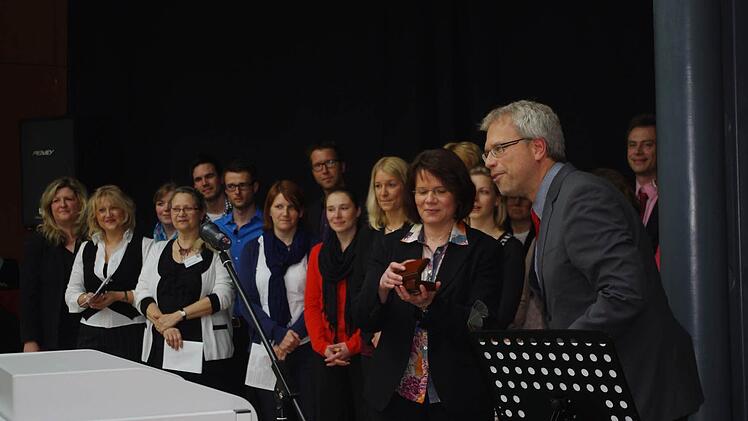 Dirk Eilers (rechts) überreichte Christa Bänisch namens des Lehrerkollegiums einen Direktorinnen-Kompass.