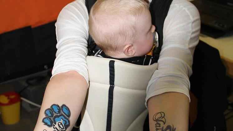 Die Frau aus Ebersdorf hat die Namen ihrer Kinder beiden Kinder auf dem Unterarm verewigen lassen. Fotos: Gerda Völk