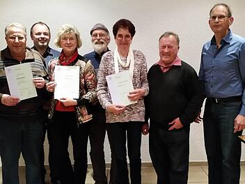 Geehrte Mitglieder (von links nach rechts): Bruno Roth, stellv. Vorsitzender Sylvio Heinig, Hiltrud Meierl, Helmut Droll, Elisabeth Hofmann, Karl Bonnländer, Vorsitzender Bernd Rieger.  Foto: Doris Bauer