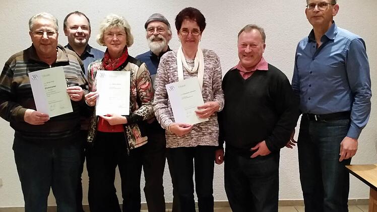 Geehrte Mitglieder (von links nach rechts): Bruno Roth, stellv. Vorsitzender Sylvio Heinig, Hiltrud Meierl, Helmut Droll, Elisabeth Hofmann, Karl Bonnländer, Vorsitzender Bernd Rieger.  Foto: Doris Bauer