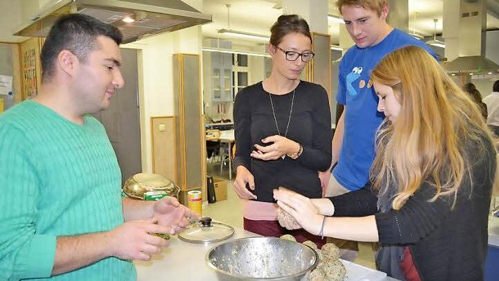 "Klöße rollen" lässt sich ja noch übersetzen - aber "Klöße patschen"? Gemeinsam nähern sich die Studenten des internationalen Studiengangs "Financial Management" den traditionellen Gerichten. Fotos: Gabi Bertram