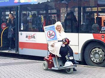 Sigrid Neidhöfer will nicht hinnehmen, dass sie mit ihrem Scooter keine Busse und Straßenbahnen mehr benutzen darf.  Foto: Nikolas Pelke