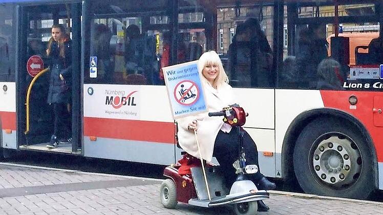 Sigrid Neidhöfer will nicht hinnehmen, dass sie mit ihrem Scooter keine Busse und Straßenbahnen mehr benutzen darf.  Foto: Nikolas Pelke