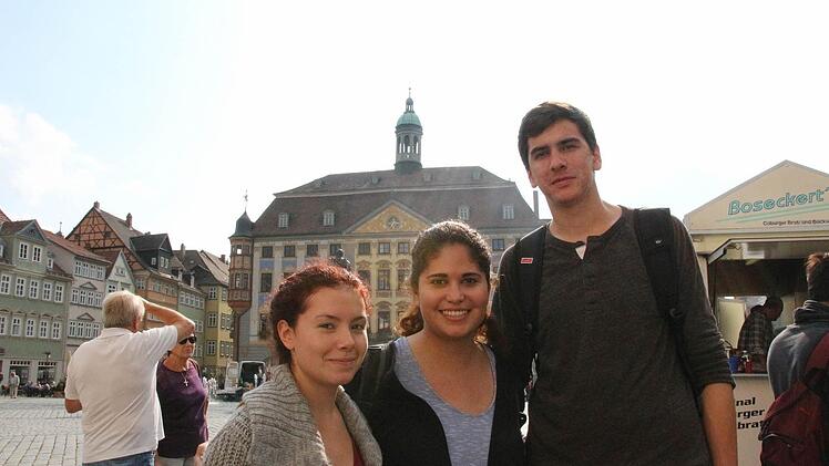 Drei Studenten aus Mexiko, Michelle Cuesta, Cecilia Torres und Carlos Winzer (von links), freuen sich darauf, Coburg zu erkunden.