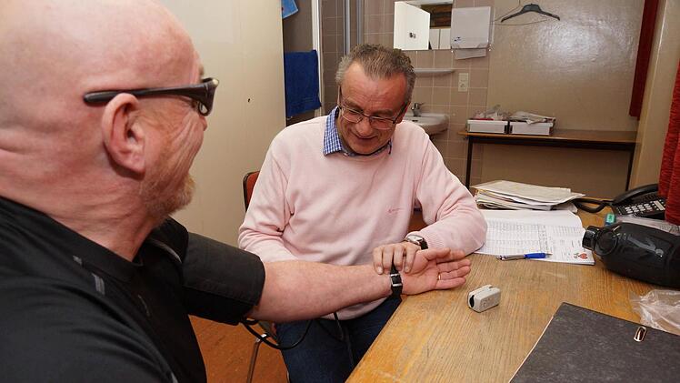 Dr. Reinhard Schaupp misst vor dem Training den Puls.Foto: Arkadius Guzy