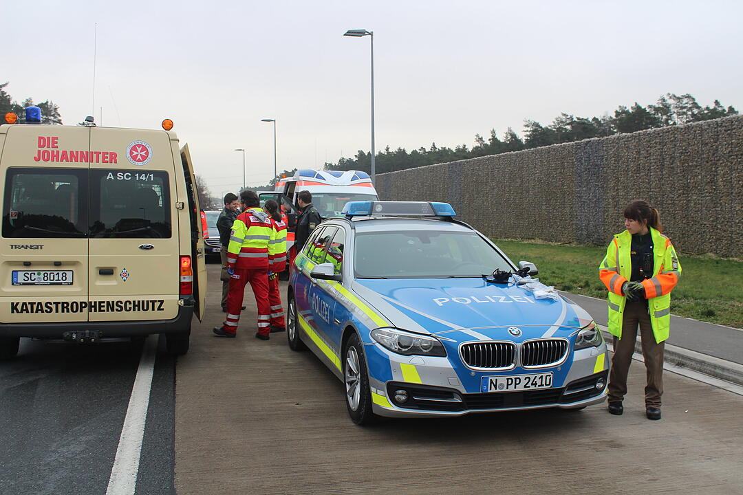 Auf der A6 im Kreis Ansbach sind sechs Flüchtlinge in einem Lkw entdeckt worden. Die Männer hatten möglicherweise mehrere Tage kein Essen oder Trinken.