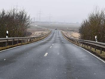 Ab Mai rollt hier kein Auto mehr aus Hallstadt an und über die Brücke: Die Kreisstraße wird neu ausgebaut. Foto: Ronald Rinklef