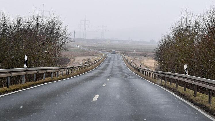 Ab Mai rollt hier kein Auto mehr aus Hallstadt an und über die Brücke: Die Kreisstraße wird neu ausgebaut. Foto: Ronald Rinklef