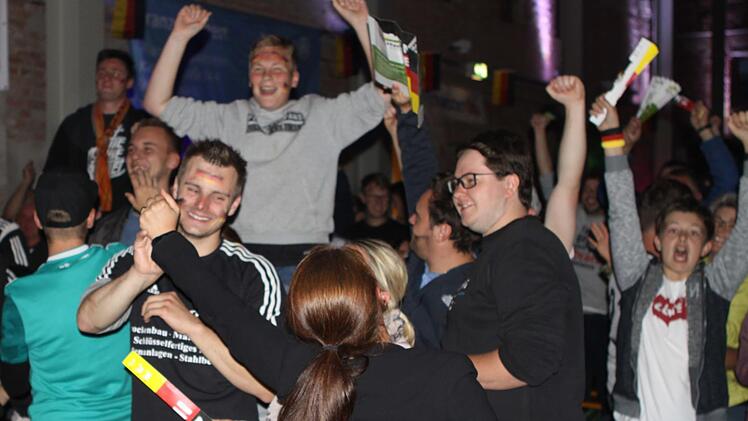 Ein erlösender Jubel: Auf den letzten Drücker erkämpft sich die deutsche Mannschaft einen 2:1-Sieg gegen Schweden - und Kronach feiert mit. Fotos: Michael Wunder