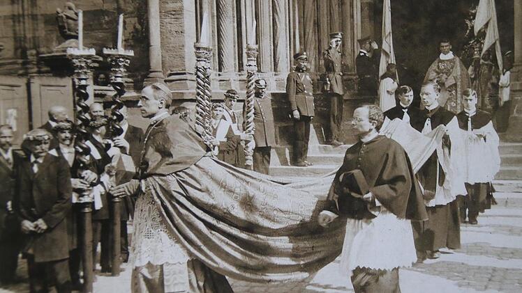 Eugenio Kardinal Pacelli, der spätere Papst Puis XII., beim Heinrichsjubiläum 1924 in Bamberg. Ihm zur Seite: Domvikar Artur Landgraf als Begleiter.Diözesanarchiv