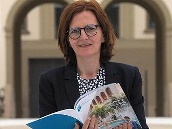 Die neue Kurdirektorin mit dem neuen Gastgeberkatalog der Staatsbad GmbH. Foto: Siegfried Farkas