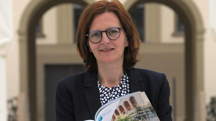 Die neue Kurdirektorin mit dem neuen Gastgeberkatalog der Staatsbad GmbH. Foto: Siegfried Farkas
