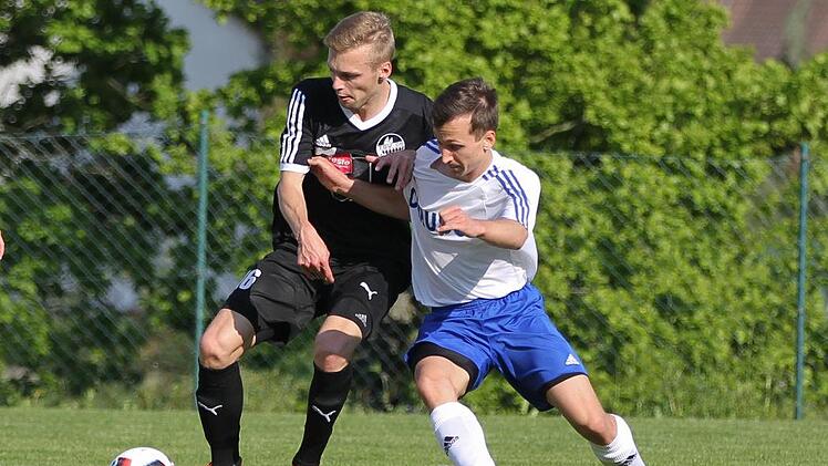 Gro&szlig;garnstadts Pascal Lauer (wei&szlig;es Trikot) setzt seinen Gegenspieler Tom Thiel vom TSV Meeder unter Druck.Lisa H&uuml;mmer
