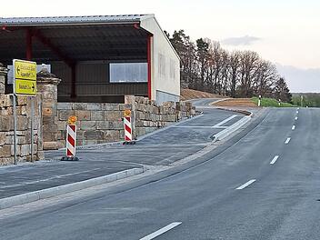 Das Foto zeigt den neuen Radweg (hier im Baunacher Stadtteil Godelhof, durch den der Radweg bis kurz vor Appendorf, was schon zu Lauter gehört, verläuft). Unter anderem muss hier ein Geländer zur Abgrenzung angebracht werden.