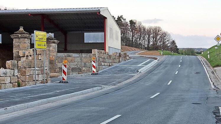 Das Foto zeigt den neuen Radweg (hier im Baunacher Stadtteil Godelhof, durch den der Radweg bis kurz vor Appendorf, was schon zu Lauter gehört, verläuft). Unter anderem muss hier ein Geländer zur Abgrenzung angebracht werden.