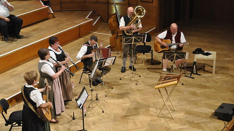 Flotte und besinnliche Weisen interpretierte die "Hoibüche Muisig" aus Gefäll. Foto: Peter Klopf