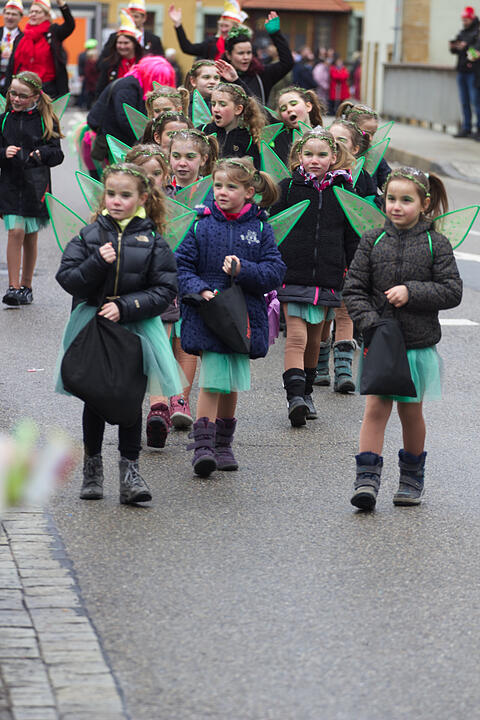 Bunter Zug durch die Straßen mit Finale am Marktplatz
