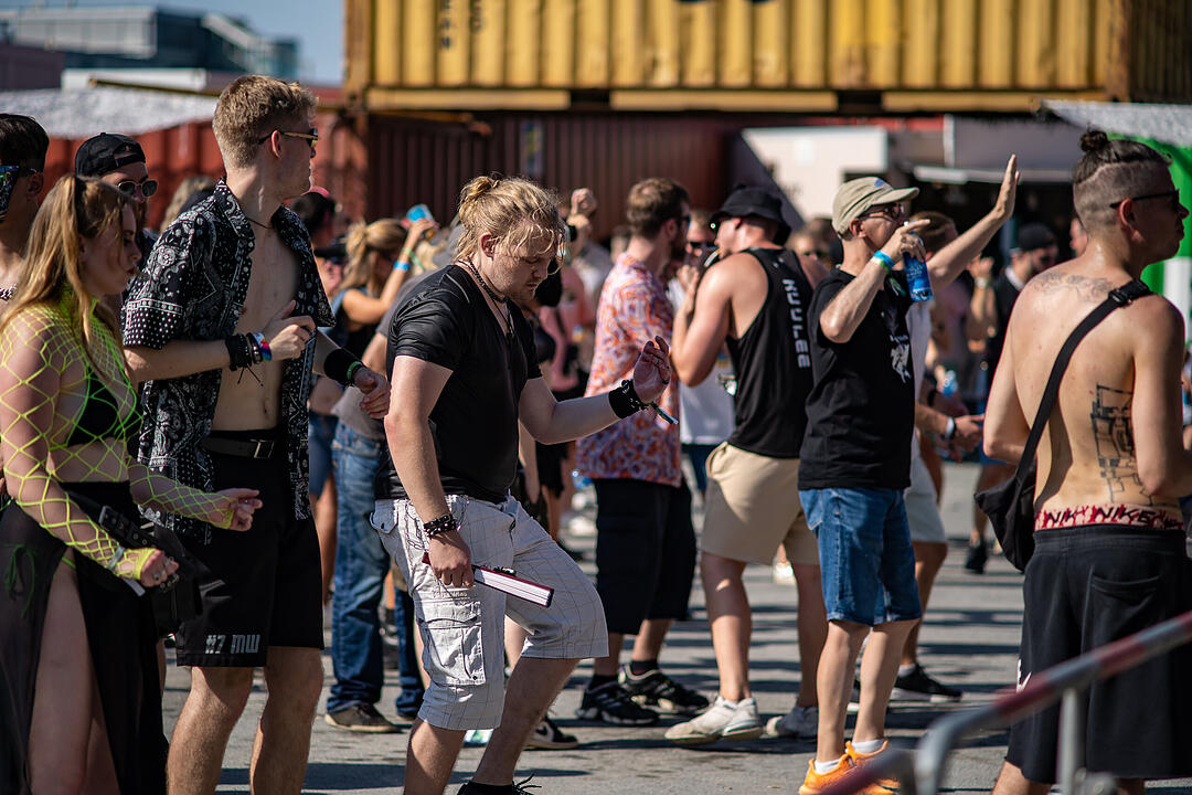 Techno-Musik direkt am Hafenbecken zwischen Kränen und Containern!