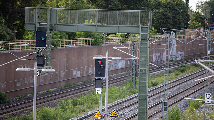 Unbekannte setzten Holzplatten an Bahnbr&uuml;cke in Brand: Zugverkehr erheblich beeintr&auml;chtigt