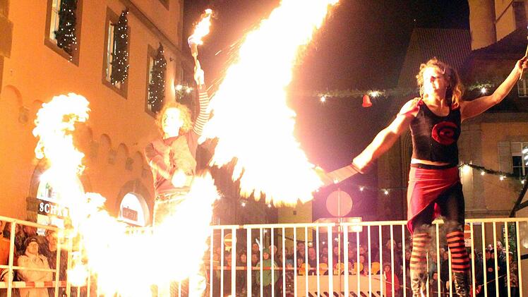 Lichterloh brennt der Himmel am Volkacher Altstadthimmel. Mit Akrobatik zeigen diese Künstler eine beeindruckende Feuershow.