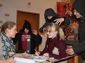 Goldmarie Emma Ferkinghoff (links) unterhält sich mit ihrer Freundin Luisa Prucha. Doch die Wirr-Geister Marius Geifrig (von links), Lydia Pajunk und Jonathan Kirchner stören das Gespräch. Foto: Ulrike Müller