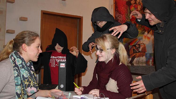 Goldmarie Emma Ferkinghoff (links) unterhält sich mit ihrer Freundin Luisa Prucha. Doch die Wirr-Geister Marius Geifrig (von links), Lydia Pajunk und Jonathan Kirchner stören das Gespräch. Foto: Ulrike Müller