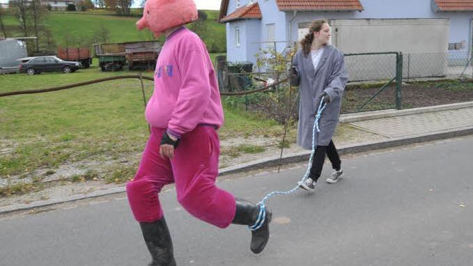 Die Kerwassau wurde durch den Ort getrieben.