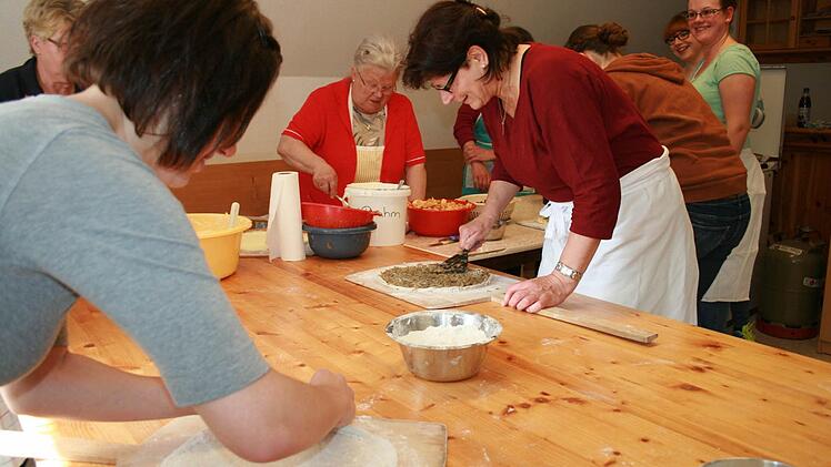 Die Organisatorin der Plootzbäckerinnen Julia Metz (mitte) packte selbst mit an. Jede weiß genau, was sie zu tun hat. Fotos: Gabriele Sell