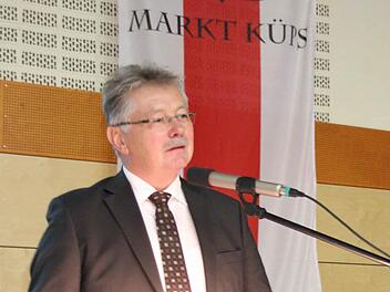 Bürgermeister Herbert Schneider ging am Mittwochabend in der Festhalle auf die Entwicklung des Marktes Küps ein.  Foto: Friedwald Schedel