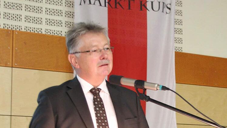 Bürgermeister Herbert Schneider ging am Mittwochabend in der Festhalle auf die Entwicklung des Marktes Küps ein.  Foto: Friedwald Schedel
