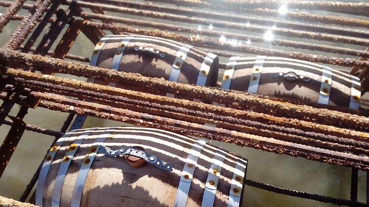 Eine Konstruktion Marke Eigenbau verhindert, dass die Fässer mit dem kostbaren Inhalt abgetrieben werden.  Fotos: Bobrink (2), Hofbauer (1)