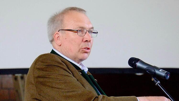 Der Leiter der Rotwild-Hegegemeinschaft "Bayerische Rhön" Harm Humburg hatte zur Hegeschau in die Thulbatal-Halle eingeladen. Foto: Gerd Schaar