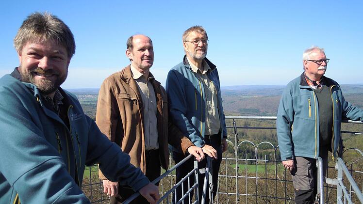 Sind glücklich über die neue Zuständigkeit für den Dreistelzturm: Hans-Peter Meixner, Dieter Muth, Heinrich Hümpfner und Wolfram Zeller (v.l.) beim ersten Aufstieg der Saison.  Foto: Raab