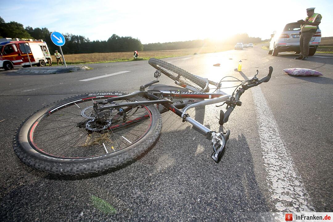 Radfahrer von SUV erfasst und lebensgefaehrlich verletzt
