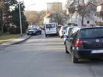 Die Änderung der Stellplatzsatzung ist ein heißes Eisen. Denn die Parkplatznot macht die Adalbert-Stifter-Straße zum Nadelöhr.  Foto: Josef Hofbauer